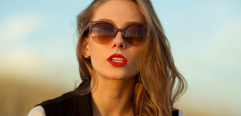 Jak wybrać okulary przeciwsłoneczne damskie? Trendy 2026!